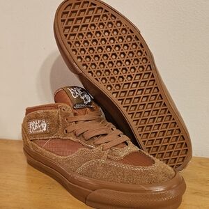 The product is a pair of VANS Premium Half Cab 33 sneakers in Ginger